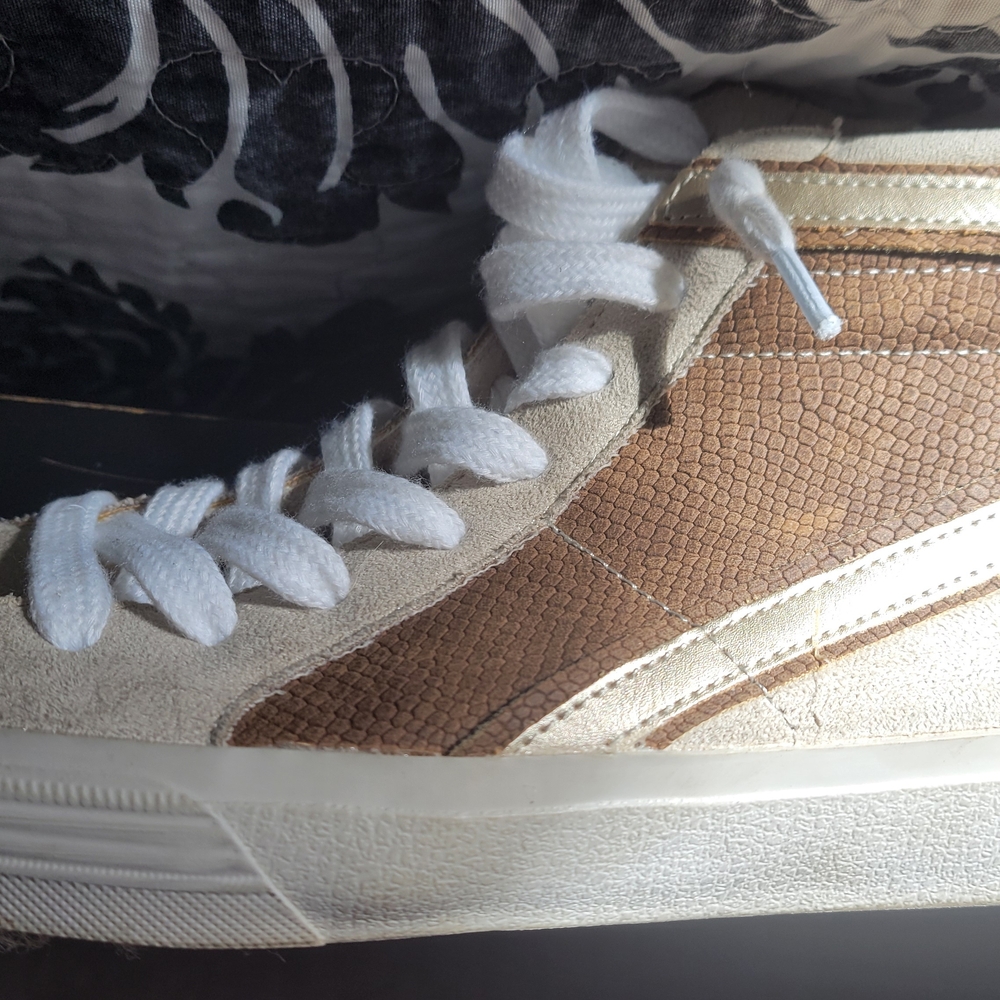 ShuShop Beige and White Low-Top Sneakers with Side Zip